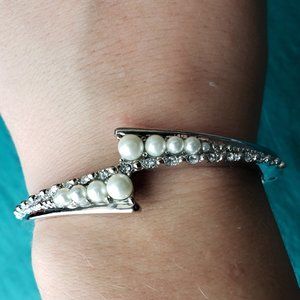 2/25$ NWT Charter faux pearls silver tone bracelet